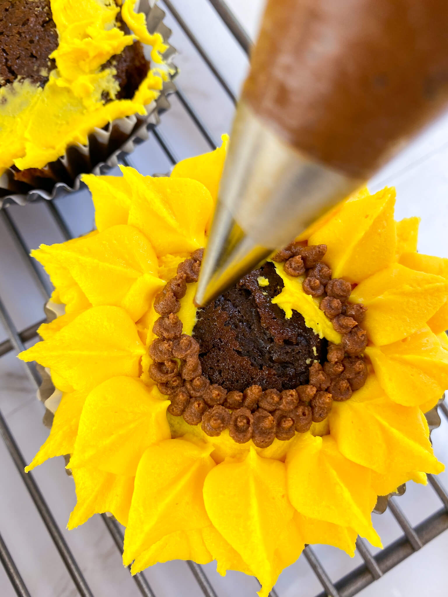 Kate's Safe & Sweet - Sunflower Cupcake Decorating